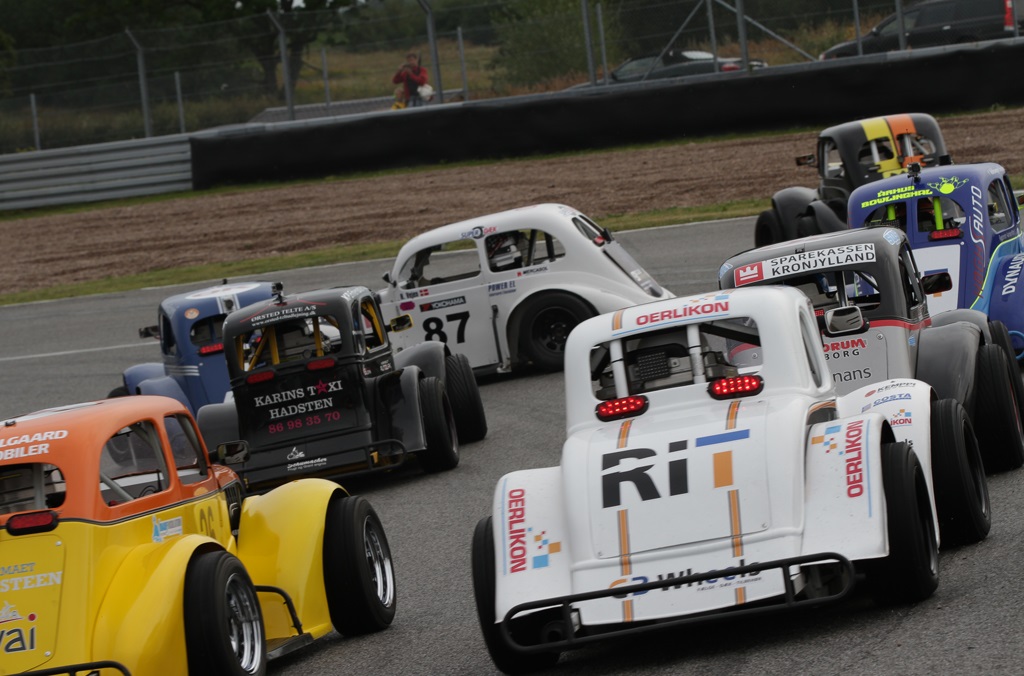 Kevin bliver fanget ude til højre ved et uheld i starten.
(Foto: Motorsporten.dk)